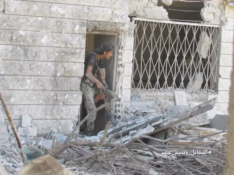 Được biết, lực lượng chính phủ Damascus đã giành lại quyền kiểm soát thêm nhiều tòa nhà, chủ yếu gần Nhà thờ Hồi giáo Ahl al-Sefeh ở Ayn Tarma. Ảnh: AMN.