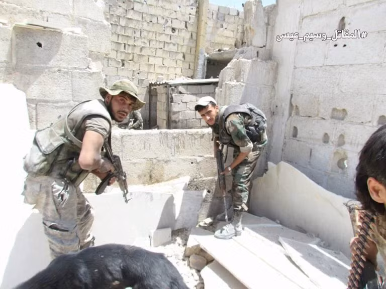 Được biết, lực lượng chính phủ Damascus đã giao tranh ác liệt với nhóm liên minh thánh chiến Hayat Tahrir al-Sham (HTS) và phiến quân Faylaq al-Rahman ở Ayn Tarma. Ảnh: AMN.