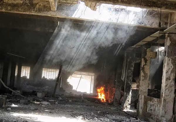 Bên trong tòa nhà đổ nát sau các cuộc giao tranh ở Đông Damascus. Ảnh: FNA.