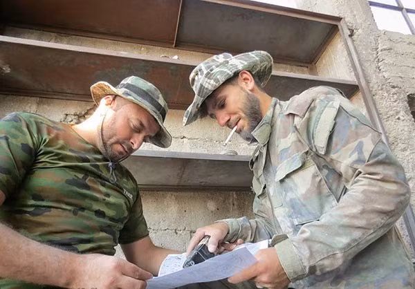 Hai binh sĩ thảo luận kế hoạch tác chiến. Ảnh: FNA.