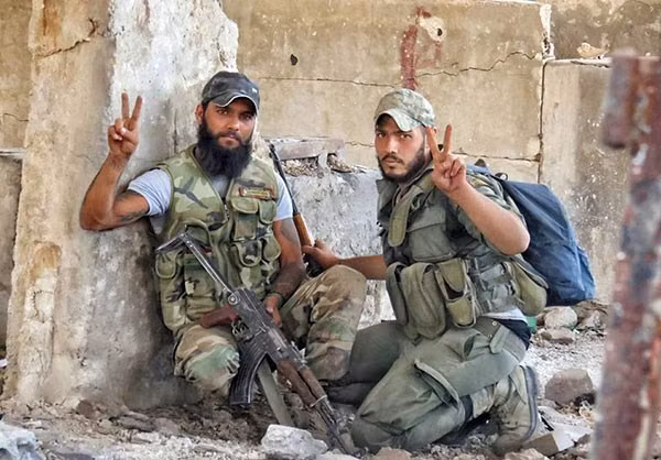 Trước đó, ngày 15/7, lực lượng quốc phòng (NDF) thông báo đã điều quân tiếp viện tới các vùng ngoại ô phía đông Damascus để hỗ trợ quân đội Syria trong các cuộc tấn công đang diễn ra tại Jobar và Ayn Tarma. Ảnh: FNA.