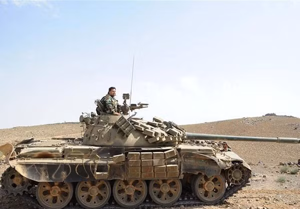 “Trong thời gian ngắn, lực lượng chính phủ Damascus đã đánh bật các phần tử khủng bố ra khỏi khu vực rộng lớn và đuổi chúng vào sâu sa mạc Badiyeh”, một chỉ huy quân đội Syria cho hay. Ảnh: FNA.