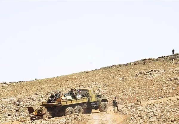 Hãng Fars (Iran) đưa tin ngày 12/7, quân đội Syria tiếp tục tấn công các tuyến phòng thủ của phiến quân ở Đông Bắc Sweida và giành lại quyền kiểm soát nhiều vùng đất có ý nghĩa quan trọng về chiến lược. Ảnh: FNA.