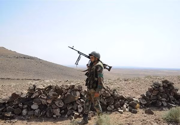 Một binh sĩ Syria trên chiến trường. Ảnh: FNA.