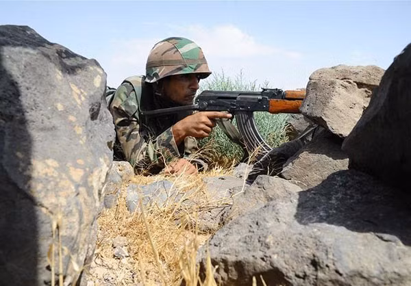 Binh sĩ Syria ngắm bắn các tay súng khủng bố. Ảnh: FNA.