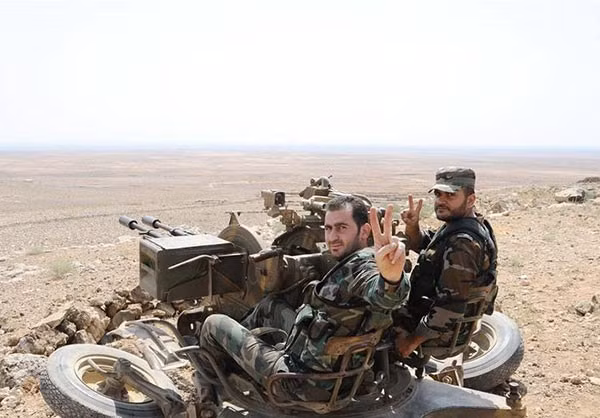 “Lực lượng chính phủ Damascus đã đánh bật các phần tử khủng bố ra khỏi 6 ngôi làng và 5 ngọn đồi chiến lược ở Đông Bắc Sweida, đảm bảo an ninh hoàn toàn cho những vùng đất mới được giải phóng”, một nguồn tin cho biết. Ảnh: FNA.