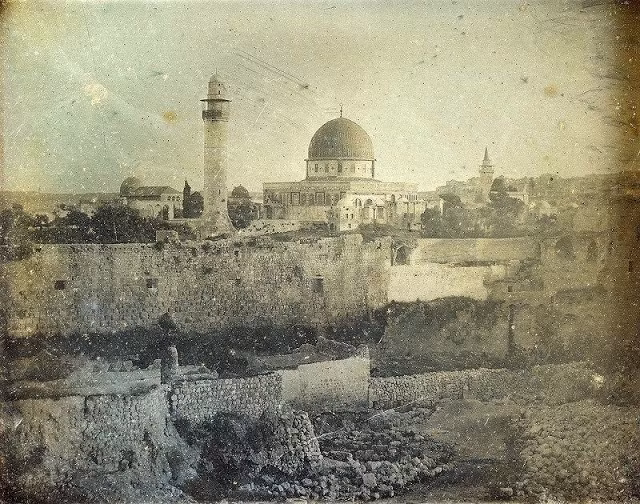 Một trong những bức ảnh đầu tiên chụp Jerusalem năm 1944. Trong ảnh, nhà thờ Hồi giáo Dome of the Rock trên Núi Đền trong Thành phố cổ Jerusalem, Israel. Ảnh: VT.