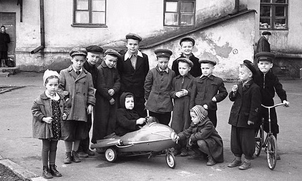 Các em nhỏ trong bức ảnh được chụp vào khoảng những năm 1950. Ảnh: ER.