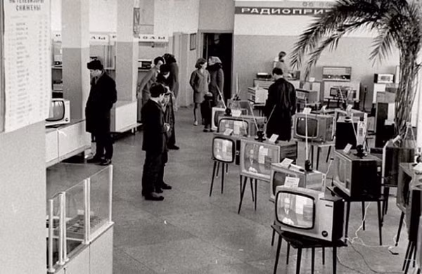 Rất nhiều ti vi được trưng bày ở Liên Xô hàng chục năm trước. Ảnh: ER.