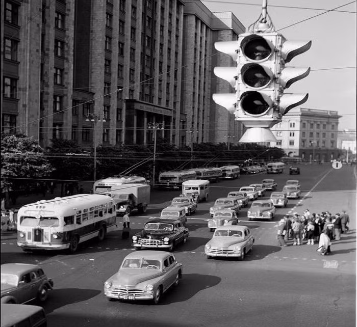 Đường phố đông đúc ở Moscow vào khoảng năm 1950. Ảnh: ER.