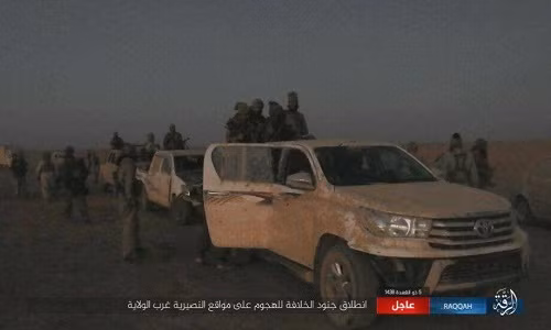 Những bức ảnh được đăng tải cho thấy, khoảng 40 đến 80 tay súng IS đã đột kích vào các căn cứ của lực lượng chính phủ Damascus ở Tây Raqqa. Ảnh: AMN.