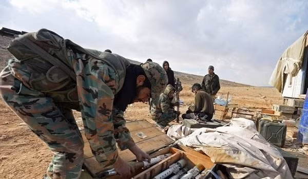 Trong diễn biến liên quan ở tỉnh Homs, hồi đầu tháng 6/2017, binh sĩ Syria cũng tịch thu nhiều xe Humvee do Mỹ sản xuất sau khi giành lại quyền kiểm soát một căn cứ tại (sa mạc) Badiyeh ở Đông Homs từ tay phiến quân IS. Ảnh: FNA.