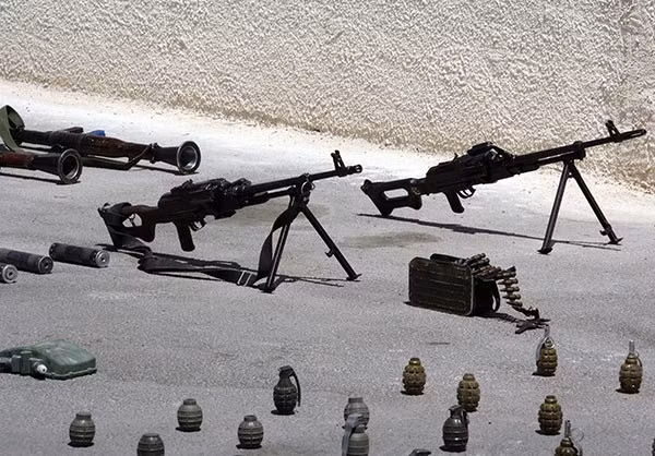 Một số vũ khí mà lực lượng Syria vừa tịch thu được "trưng bày" ngoài sân. Ảnh: FNA.