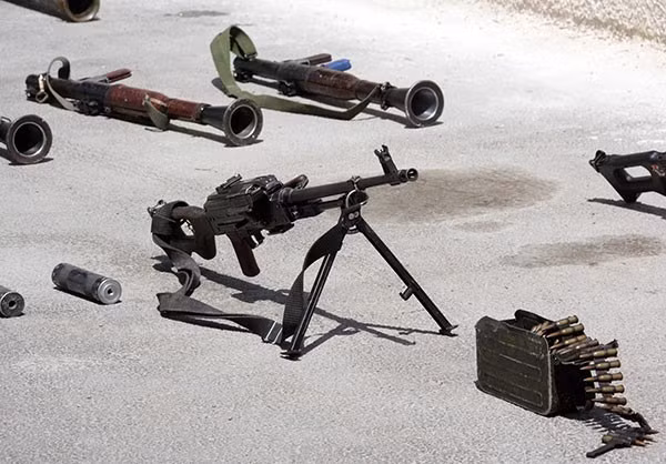 Hãng Fars (Iran) đưa tin, hôm 25/7, quân đội Syria tịch thu xe chở vũ khí khi chiếc xe này đang trên đường tới những khu vực hiện do nhóm khủng bố Mặt trận al-Nusra chiếm đóng ở Tây Qalamoun. Ảnh: FNA.