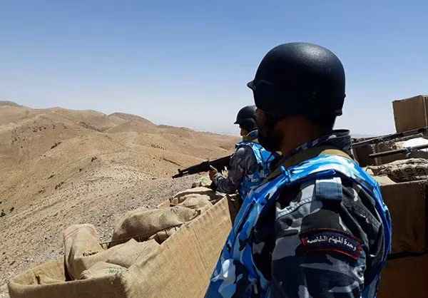 Syria Truths đưa tin ngày 24/7, quân đội Syria và các chiến binh Hezbollah tiếp tục chiến dịch quân sự chống nhóm khủng bố Mặt trận al-Nusra và giành quyền kiểm soát hoàn toàn cao điểm Faliteh ở Đông Qalamoun. Ảnh: FNA.