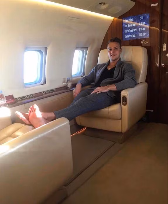 Họ thường đi du lịch bằng máy bay riêng. Ảnh: ER.