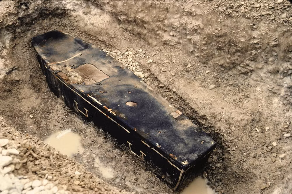 Hồi thế kỷ 19, đoàn thám hiểm của Frankin đã gặp trục trặc. Thuyền Erebus và Terror của họ bị mắc kẹt trong băng, buộc thủy thủ đoàn phải đi bộ. Ba thành viên sau đó qua đời và được chôn cất. Số phận những người còn lại vẫn là điều bí ẩn. Theo lời kể của một số người dân địa phương, nhóm người da trắng đi lang thang trên tuyết và ăn thịt lẫn nhau để sống sót. Ảnh: The Richest.