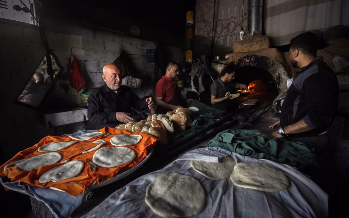 Những người dân đang làm bánh tranh thủ lúc trời còn sáng.