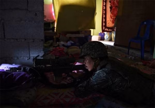 Anh: Quan doi Philippines rao riet lung suc khung bo o Marawi-Hinh-6