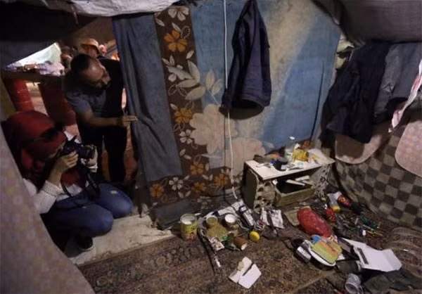 “Chúng tôi đã kích nổ vài xe bom và phát hiện nhiều xưởng sản xuất bom, với hàng tấn vật liệu nổ trong những nhà xưởng này”, một chỉ huy phong trào Hezbollah nói thêm. Ảnh: FNA.