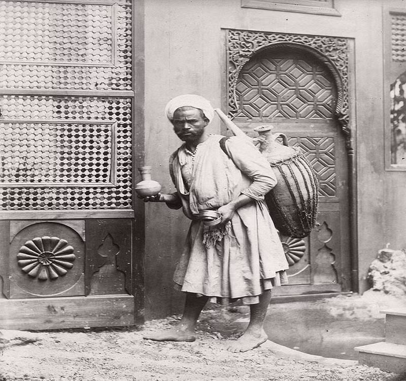 Một người dân đi bán nước dạo ở Cairo năm 1880. (Nguồn: VT)