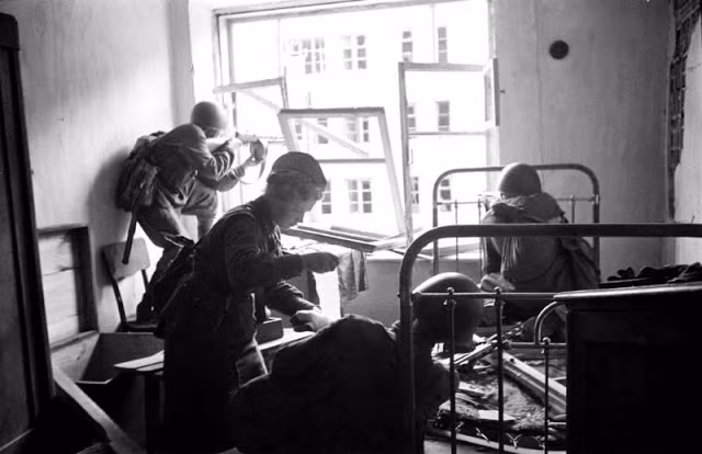 Một bác sĩ quân y Liên Xô băng bó vết thương ở tay cho một binh sĩ trong tòa nhà đổ nát khi trận đánh Voronezh đang diễn ra hồi tháng 7/1942. Ảnh: VT.