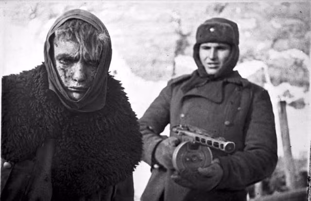 Người lính Liên Xô áp giải tù binh Đức hồi tháng 2/1943. Ảnh: VT.