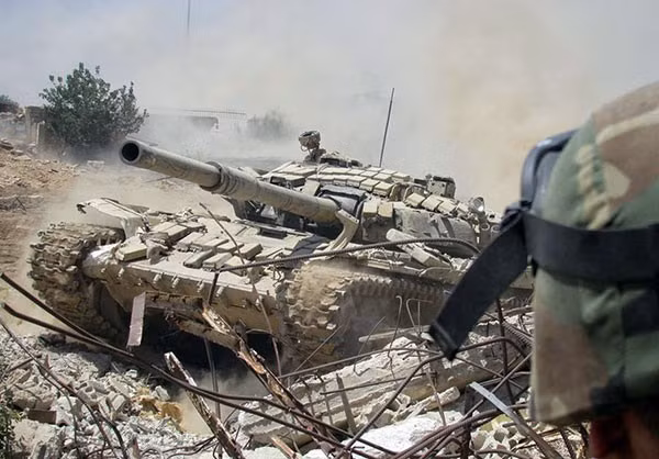 Theo phóng viên chiến trường của Al Masdar News tại Damascus ngày 29/6, quân đội Syria đã mở cuộc tấn công quy mô lớn nhằm vào thị trấn Ein Terma, qua đó giành lại quyền kiểm soát nhiều cứ điểm xung quanh trạm xăng Sanabel. Ảnh: FNA.