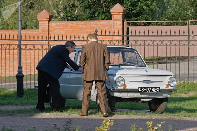 Tổng thống Mỹ thứ 43 George W. Bush ngắm nghía chiếc xe đầu tiên của ông Putin.