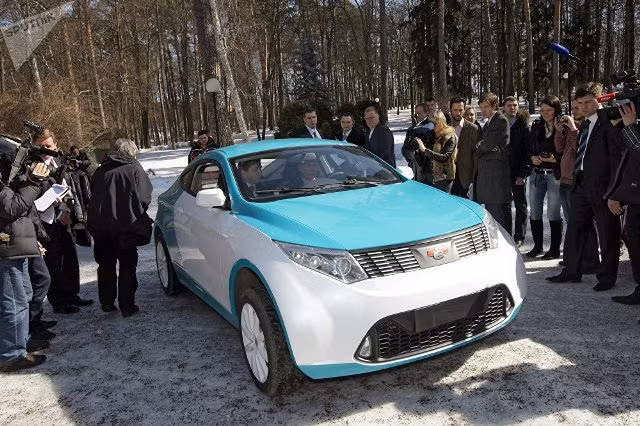 Tháng 4/2011, ông Putin đã thử điều khiển chiếc xe điện mới của hãng sản xuất Nga Yo-Mobile trong chặng đường 10km từ nơi cư trú của ông tới ngôi nhà thuộc Tổng thống Nga khi đó Dmitry Medvedev ở ngoại ô Moskva.