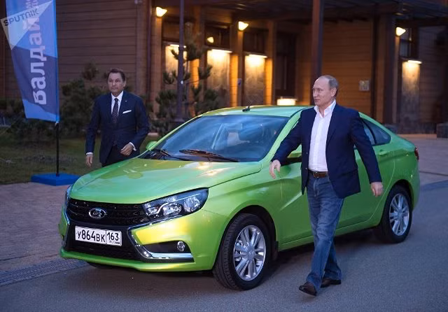 Tháng 10/2015, Tổng thống Nga Putin đã lái thử nghiệm chiếc Lada Vesta màu xanh lục tại Sochi.