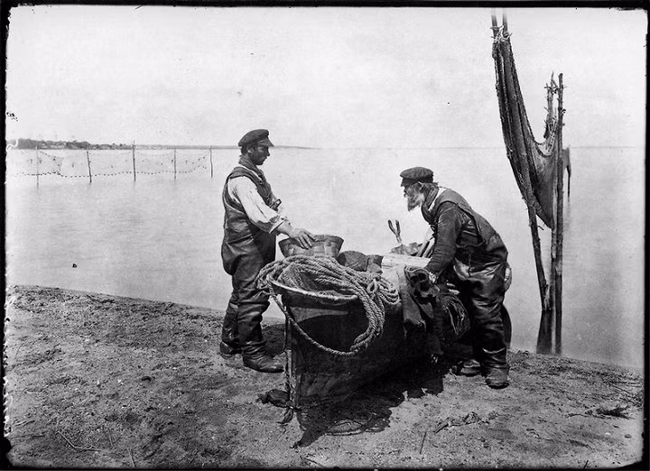 Ngư dân tại thị trấn Ostashkov. (Ảnh: Maxim Dmitriev)