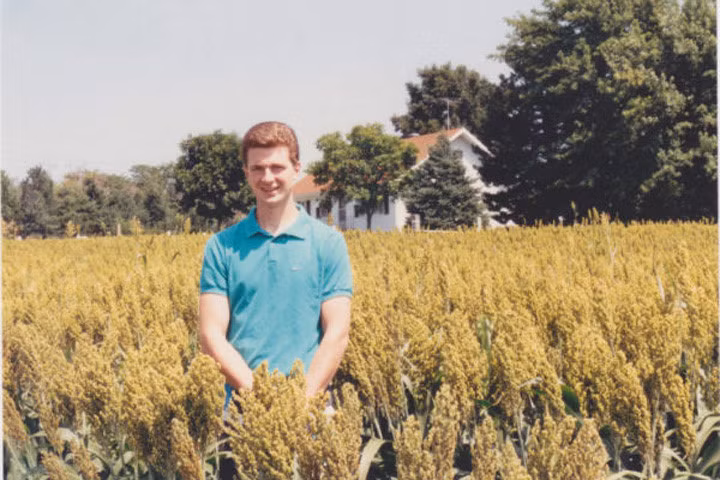 Kritenbrink thời tuổi đôi mươi ở trang trại gia đình tại Nebraska, Mỹ. Ảnh: omaha.com.