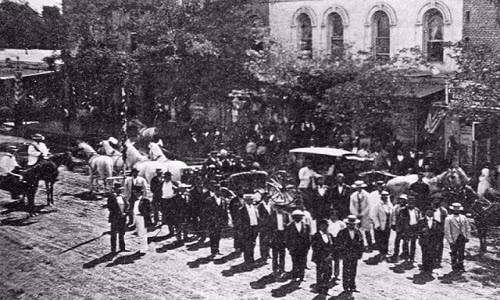 Diễu hành trong ngày Quốc khánh Mỹ trên phố North Main, Los Angeles, ngày 4/7/1871. Ảnh: VT.