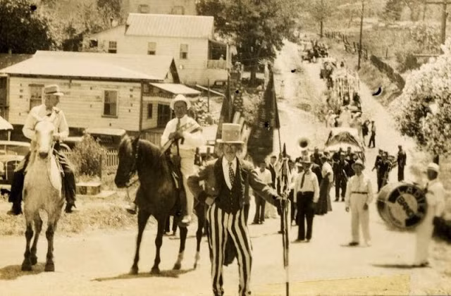 Diễu hành trong ngày 4/7 ở quận Calaveras, bang California, hàng trăm năm về trước. Ảnh: VT.