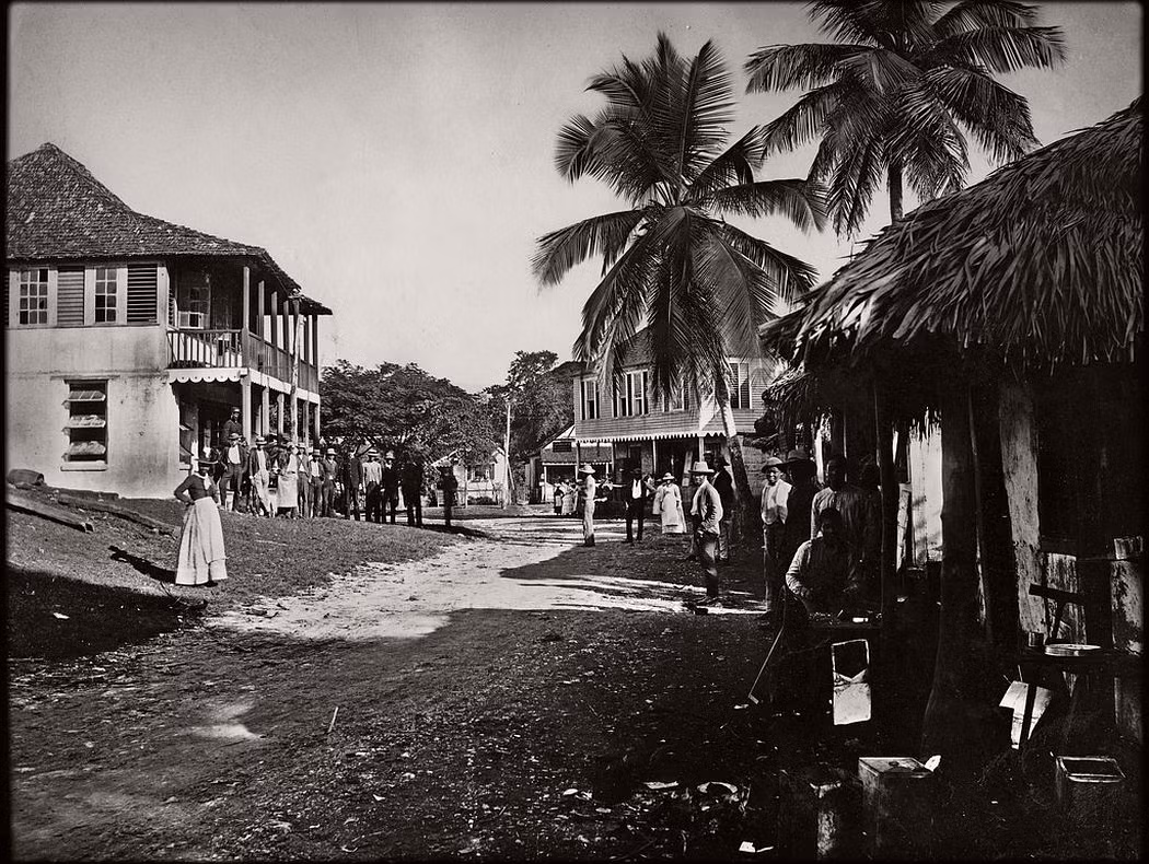 Rất đông người tại một địa điểm ở thị trấn Santa Cruz, Jamaica, năm 1891. Ảnh: VT.