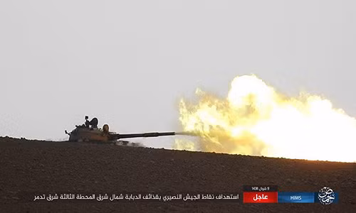 Al Masdar News đưa tin, những bức ảnh về trận đấu xe tăng ác liệt trên tuyến đường Palmyra-Deir Ezzor do hãng Amaq của phiến quân IS đăng tải. Ảnh: AMN.