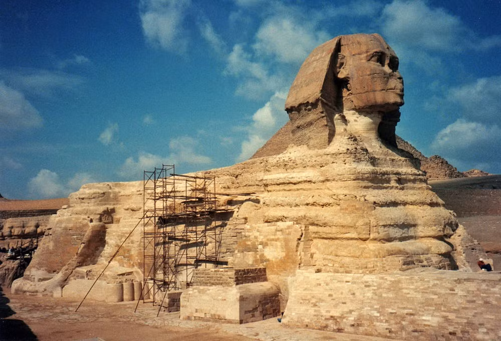 Theo The Richest, có những bằng chứng vật lý cho thấy, phần mặt của bức tượng Nhân sư ở Ai Cập từng có bộ râu nhưng sau đó “biến mất” do hiện tượng xói mòn. Ảnh: The Richest.