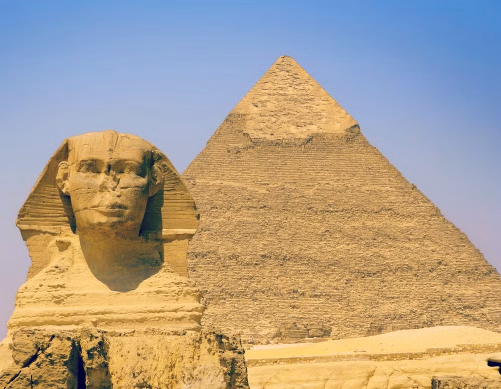 Bức tượng Nhân sư nổi tiếng ở Ai Cập là “trung tâm” của nhiều giả thuyết. Nhà khảo cổ người Mỹ Mark Lehner cho rằng tượng Nhân sư và Kim tự tháp Giza được xây dựng để khai thác năng lượng từ Mặt trời. Theo một giả thuyết khác, tượng Nhân sư, Kim tự tháp Giza, sông Nile, các chòm sao Leo, Orion và Dải Ngân Hà, có sự liên kết huyền bí nào đó. Ảnh: The Richest.
