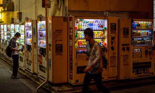Máy bán hàng tự động ở Nhật Bản rất đặc biệt. Khách hàng có thể mua mọi thứ như bia tươi, pin hay mồi câu,... từ những chiếc máy bán hàng này. Ảnh: CNN.