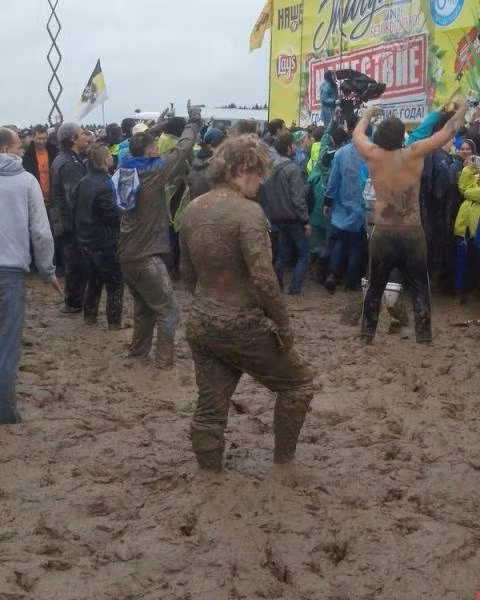 Lễ hội âm nhạc ngoài trời không khác gì lễ hội... tắm bùn. Ảnh: ER.