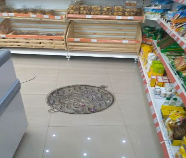 Nắp cống nằm ngay trong một siêu thị ở Nga. Ảnh: ER.