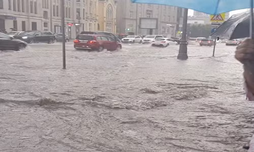 Người dân cho biết, nhiều ô tô chôn chân giữa đường phố Moscow. Ảnh: RT.