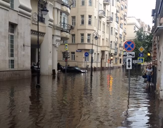 Một số cư dân mạng nói đùa rằng: “Mưa lớn đã mang thành phố Venice tới nước Nga”. Ảnh: RT.