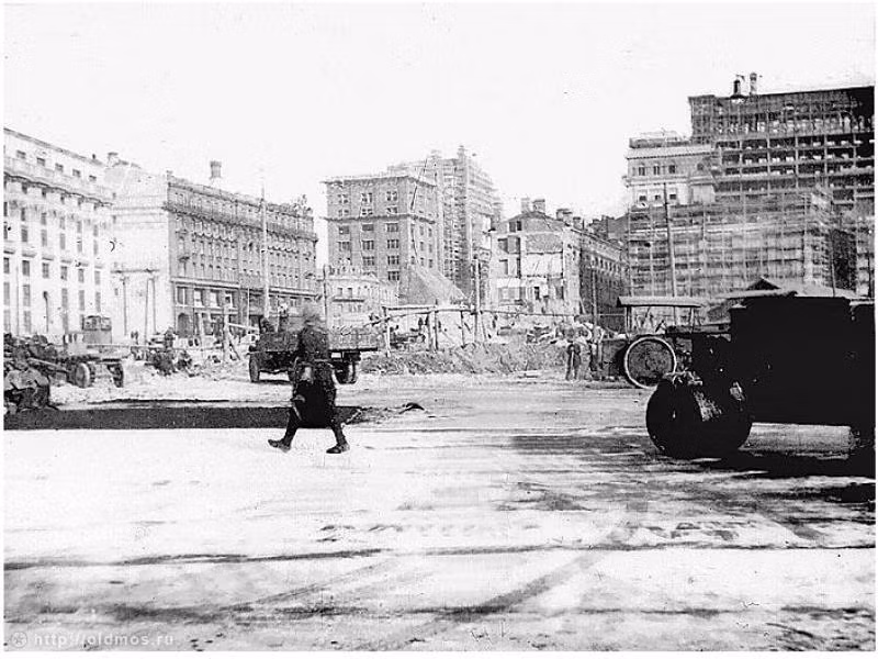 Ga tàu điện ngầm Okhotny Ryad đang trong quá trình xây dựng năm 1934. (Nguồn: ER)