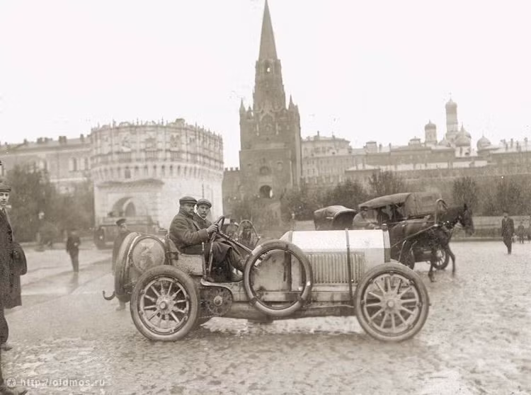 Victor Emery đã giành chiến thắng trong cuộc đua xe Saint Petersburg-Moscow diễn ra vào năm 1908. (Nguồn: ER)