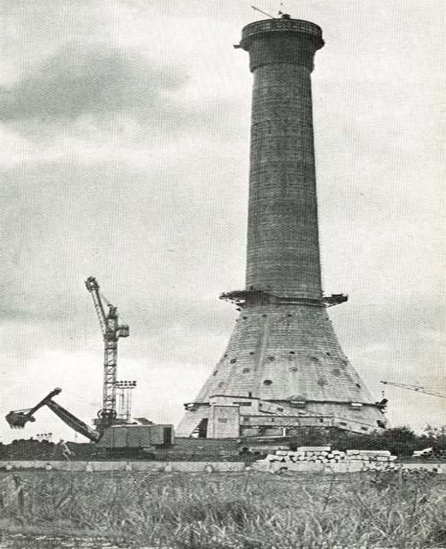 Tháp truyền hình Ostankino đang trong quá trình xây dựng năm 1965. Tháp Ostankino hiện nay được mệnh danh là vẻ đẹp của thành phố Moscow. (Nguồn: ER)