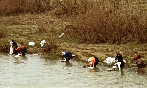 Những người phụ nữ đang giặt giũ bên bờ sông. Ảnh: VT.