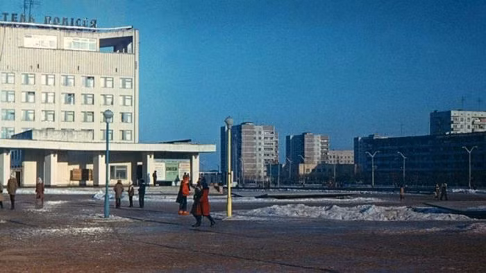 2. Một khách sạn ở thị trấn Priypat với khoảng không gian rộng rãi phía trước. (Nguồn: ER)