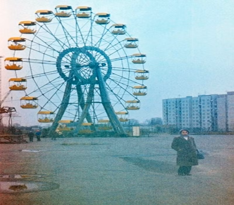 6. Người dân chụp ảnh trước bánh xe khổng lồ trong công viên giải trí ở Pripyat trước khi thảm họa Chernobyl xảy ra. (Nguồn: ER)